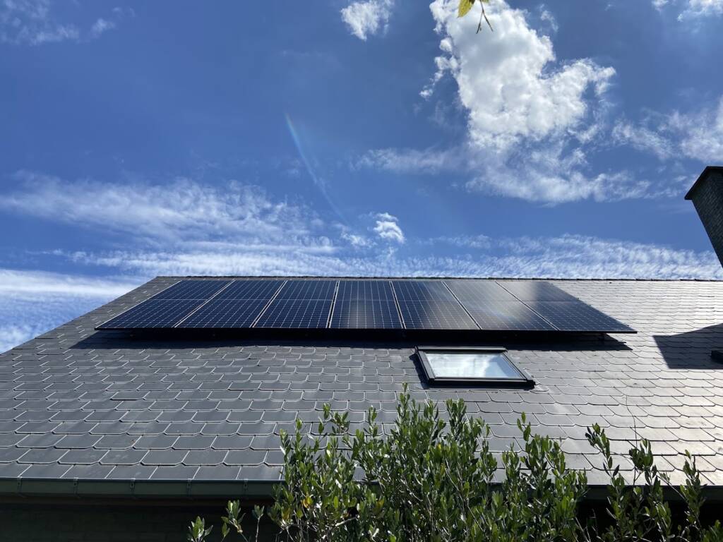 Realisatie zonnepanelen te Ramsel : 14x Sunpower MAX3-430Wp + 1x Solaredge omvormer SEK5000RWS + 3x BYD thuisbatterij LVS = 12kw in totaal