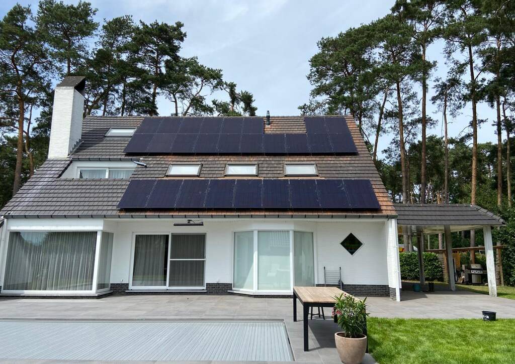 REC zonnepanelen met Solaredge thuisbatterij Energiebank en reinigen zonnepanelen te 3120 Tremelo