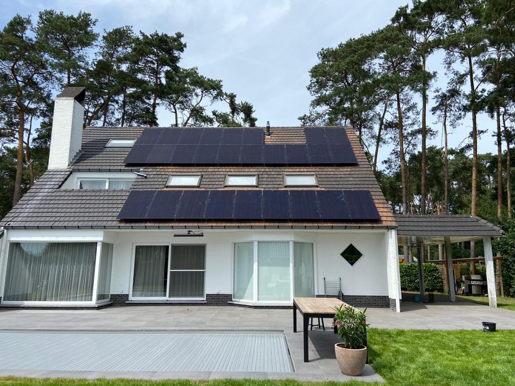 REC zonnepanelen met Solaredge thuisbatterij Energiebank en reinigen zonnepanelen te 3120 Tremelo