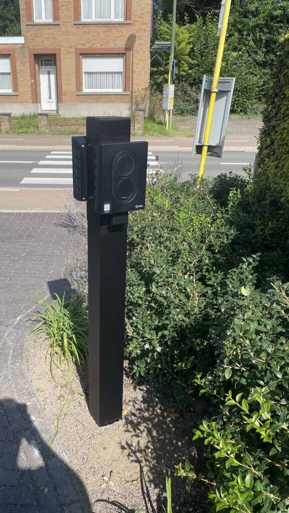 Zaptec laadpalen 2 stuks op 1 laadpaal Op t Oog te Betekom door DGS geplaatst