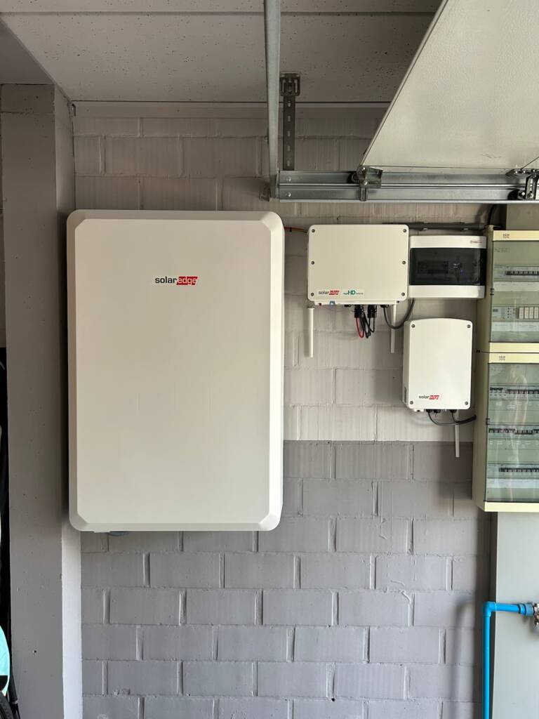 Solaredge omvormer, thuisbatterij en smart energy module warm water te 3128 Baal